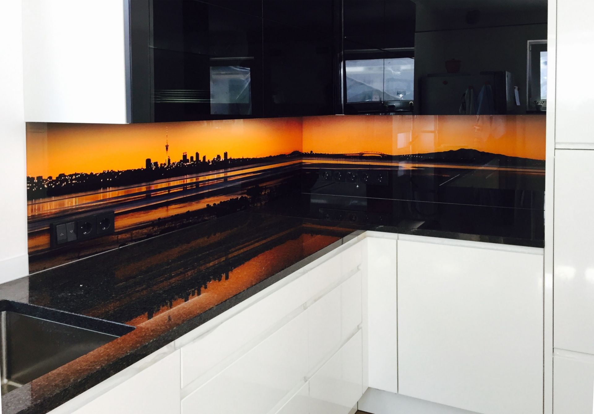 Großer Badezimmerspiegel mit integrierter LED-Beleuchtung, der das Interieur des Raumes einschließlich Fenster und Tür reflektiert.