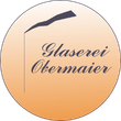 Logo für die Glaserei Obermaier, mit einer stilisierten Flagge und Text auf einem orangefarbenen Kreis mit Farbverlauf.