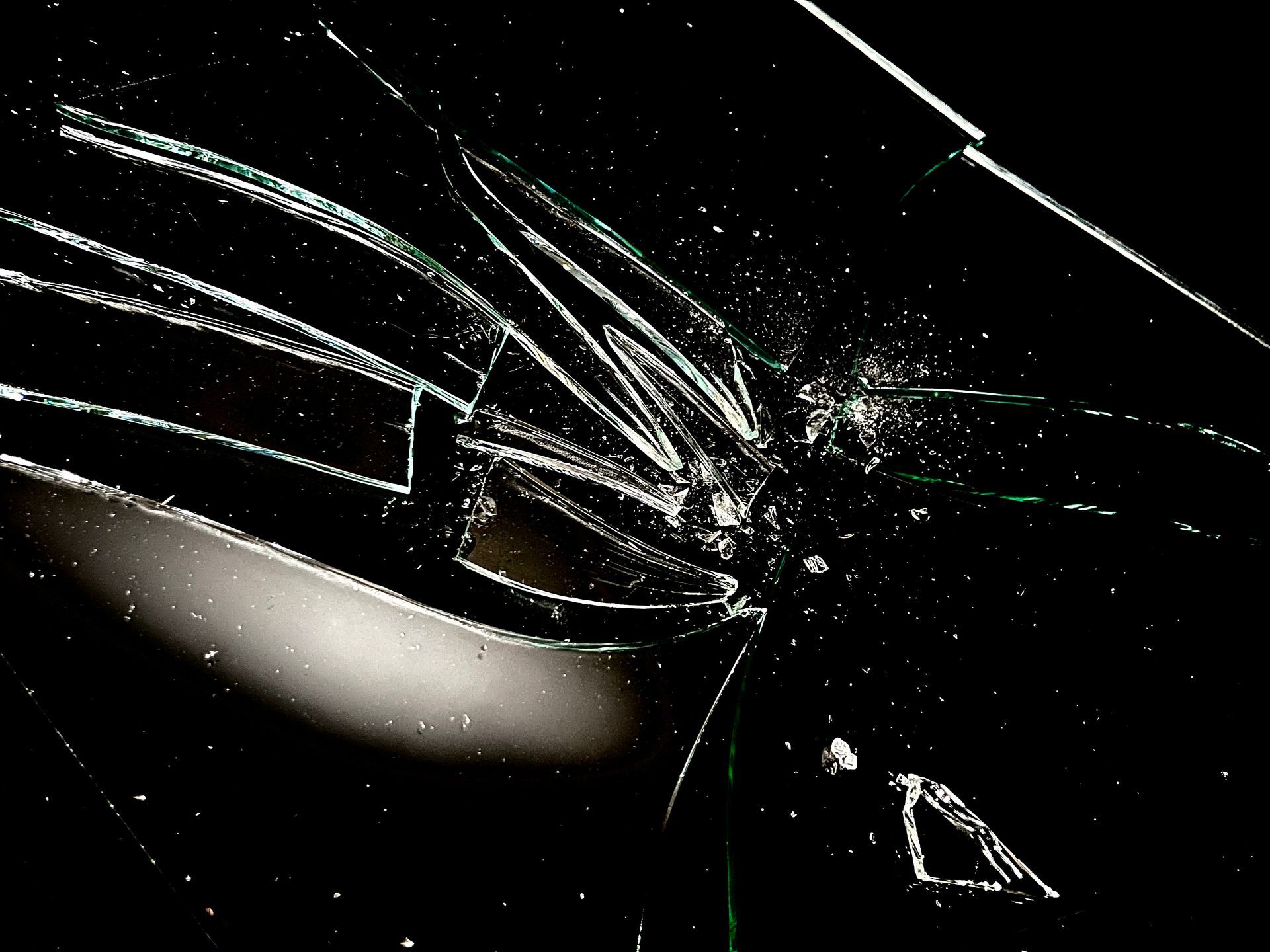 Küchenrückwand mit einem orange-schwarzen Stadtbildmotiv.