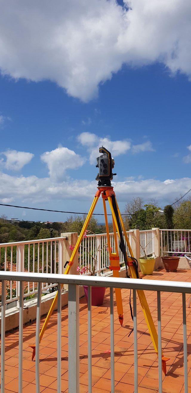 Photo d'un appareil de bornage sur une terrasse