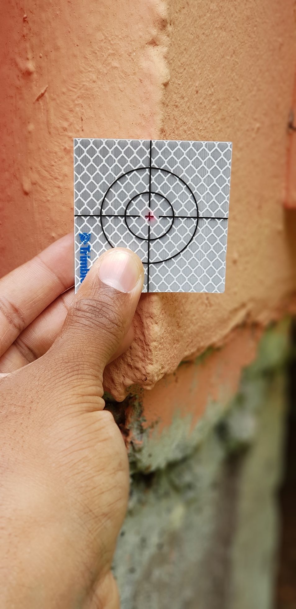 Photo d'un outil utilisé pour le relevé d'angles sur un bâtiment