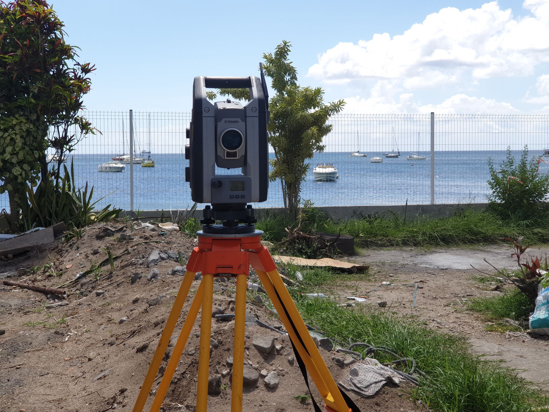 Photo d'un appareil de bornage lors de la réalisation d'un plan de façade avec la mer en fond