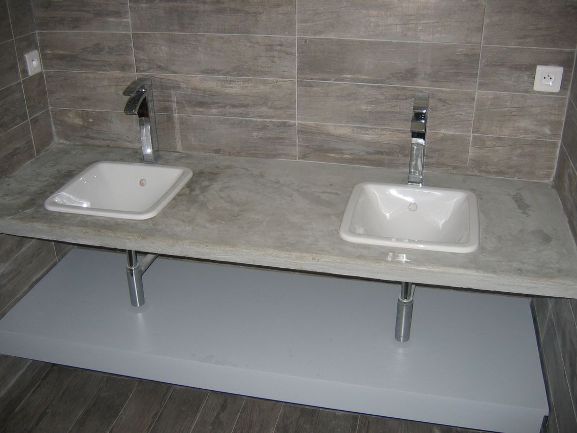 Comptoir de lavabo de salle de bain accessible avec deux vasques blanches et panneau avant en pierre grise