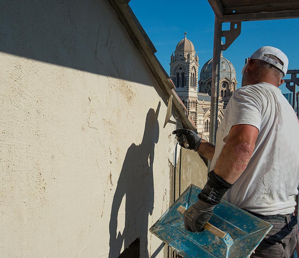 Isolation de mur avec vue sur un bâtiment historique