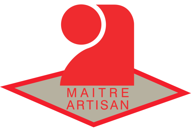 Logo rouge Maitré Artisan avec une figure de chef stylisée sur un contour de losange gris