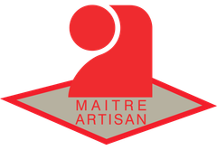 Logo rouge Maître Artisan avec emblème stylisé et fond en losange gris