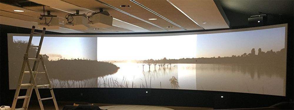 Una pantalla grande con una imagen de un lago.