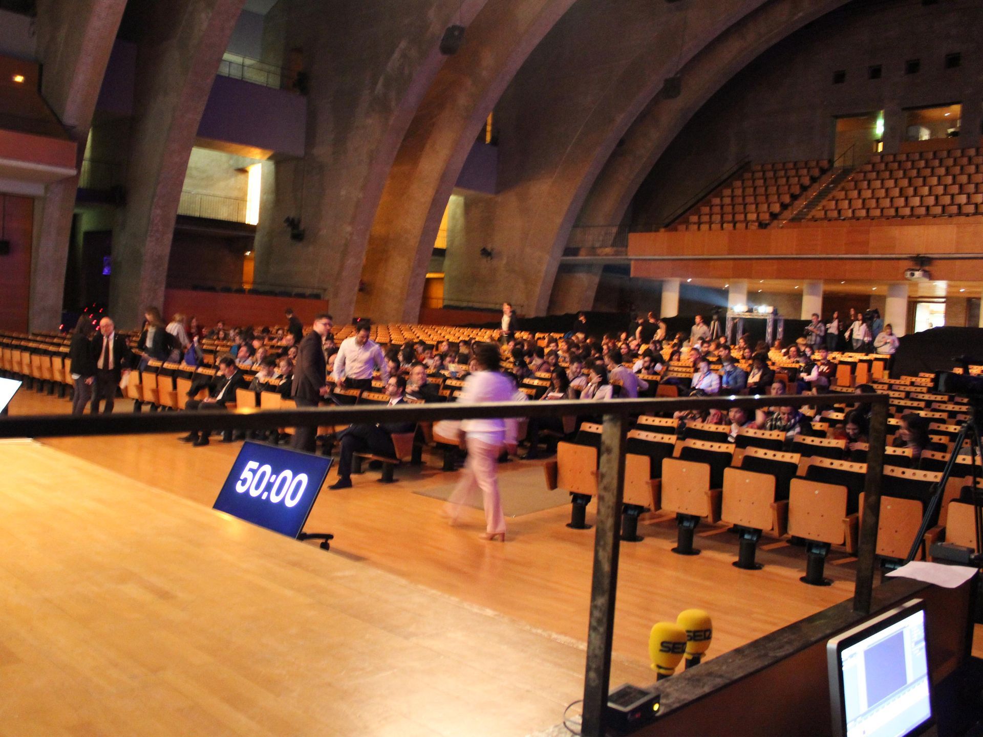 Un gran auditorio con un cartel que dice 6:00.