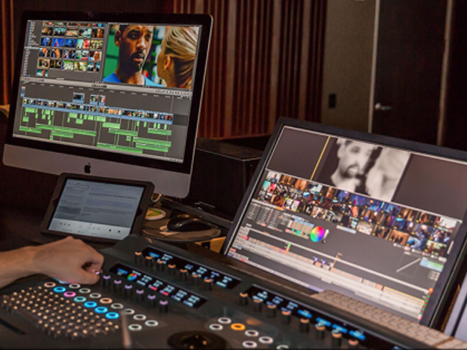 Una persona está editando un vídeo en dos monitores de computadora.