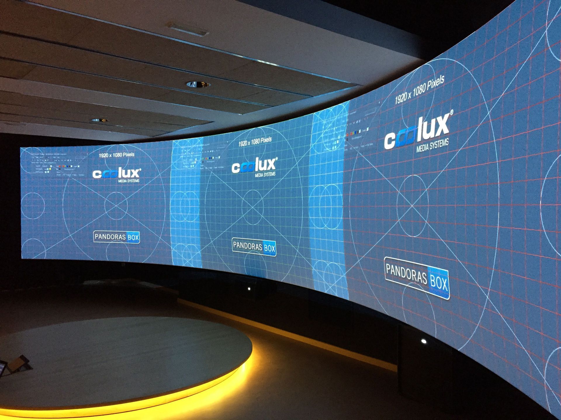 Una pantalla grande con la palabra lux en ella