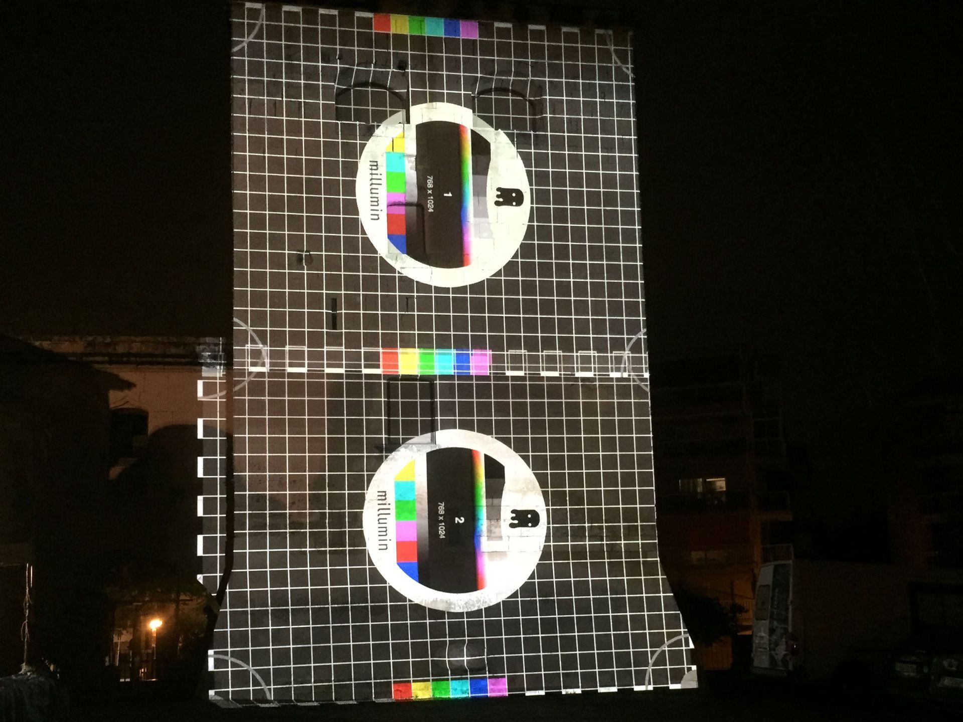 Se proyectan dos círculos en una pared por la noche.