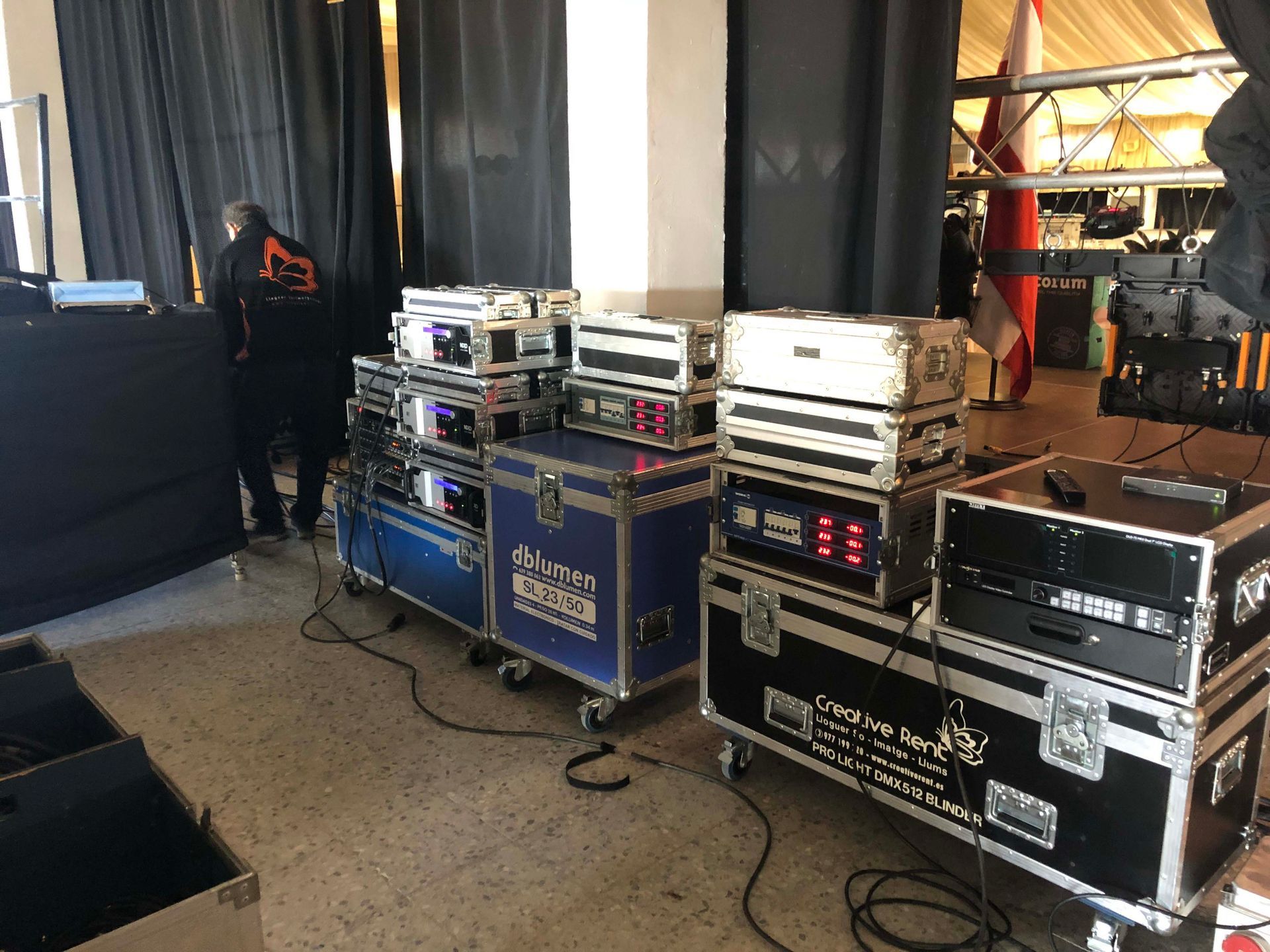 Un montón de cajas están apiladas una encima de otra en una habitación.