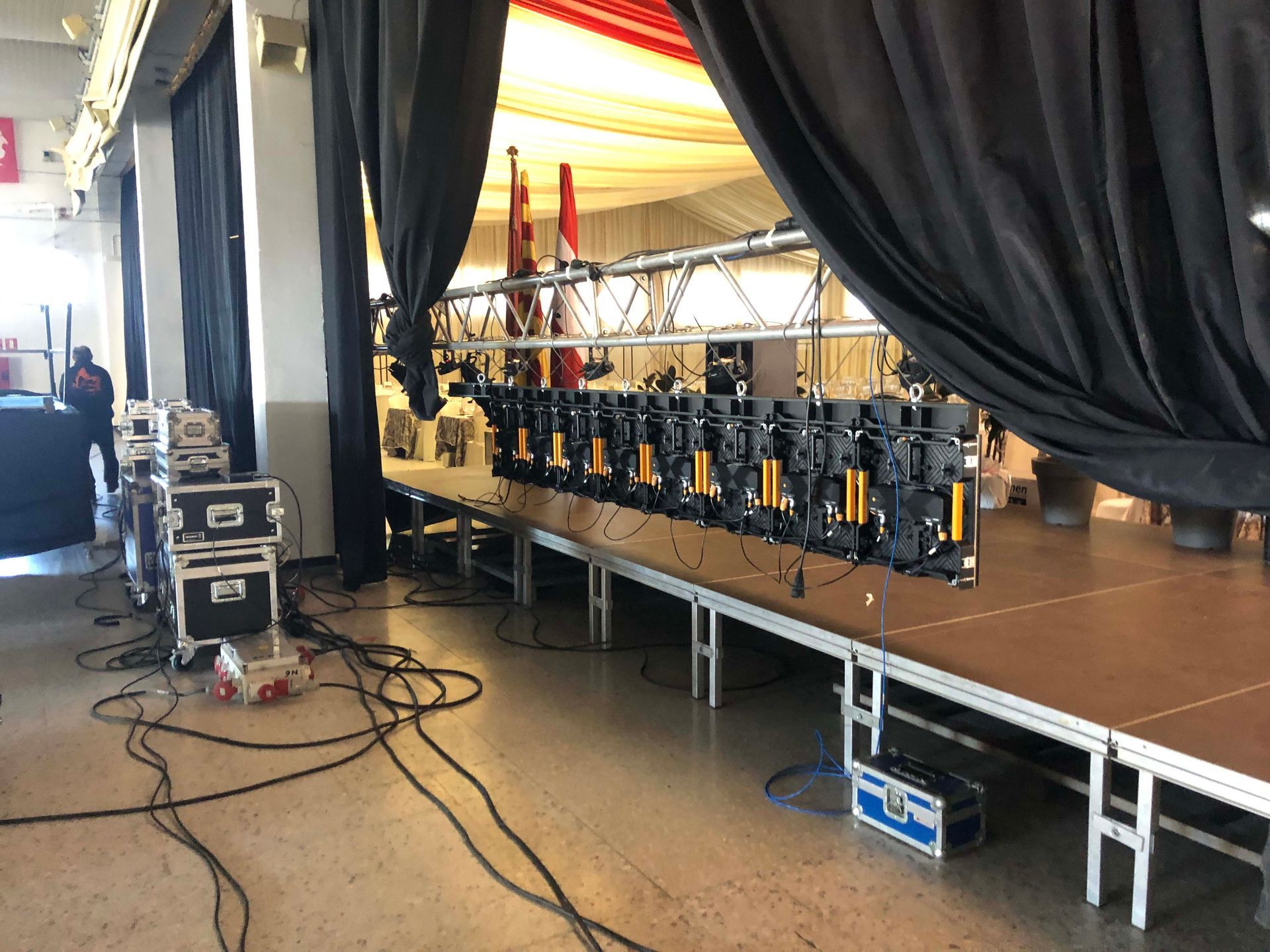 Un escenario con muchos cables saliendo de él.