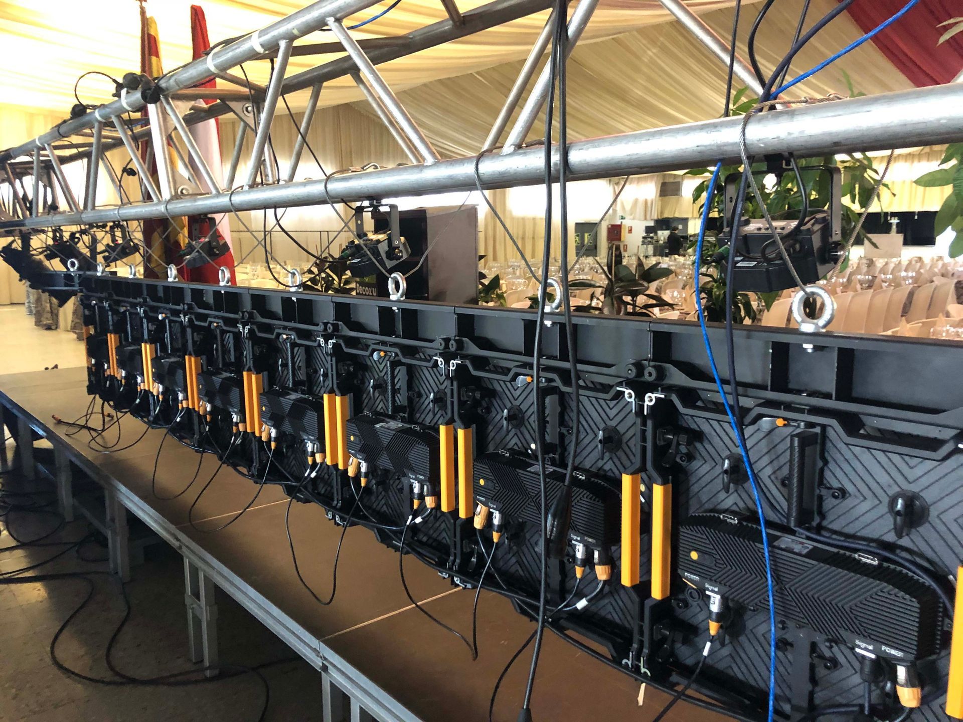 Una fila de cajas están colocadas encima de una mesa de madera.