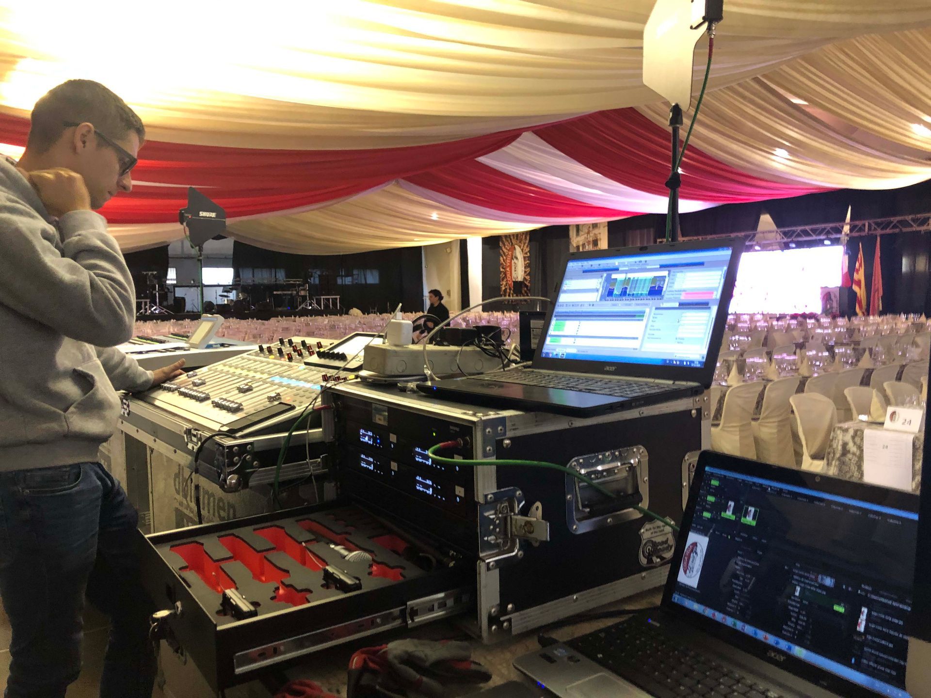 Un hombre está parado frente a una computadora portátil en una habitación.