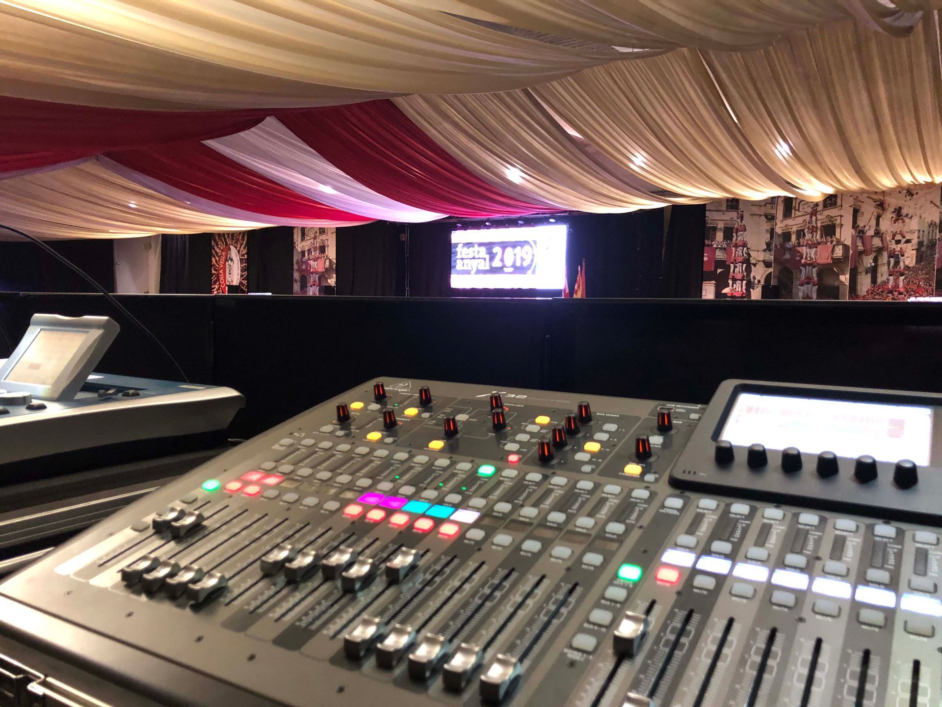 Un mezclador está sentado en el medio de una habitación.