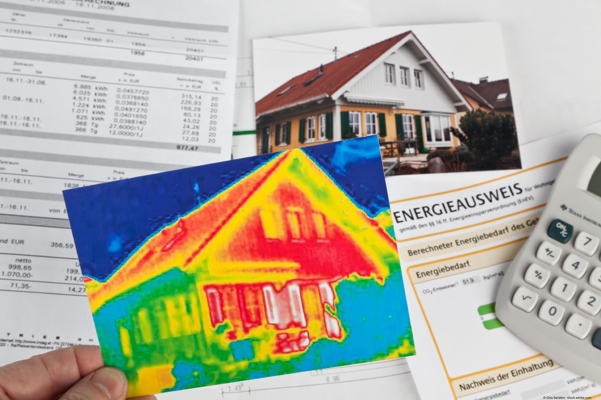 Thermografie-Foto für die energetische Sanierung eines Wohnhauses neben einem Energiebedarfsausweis.