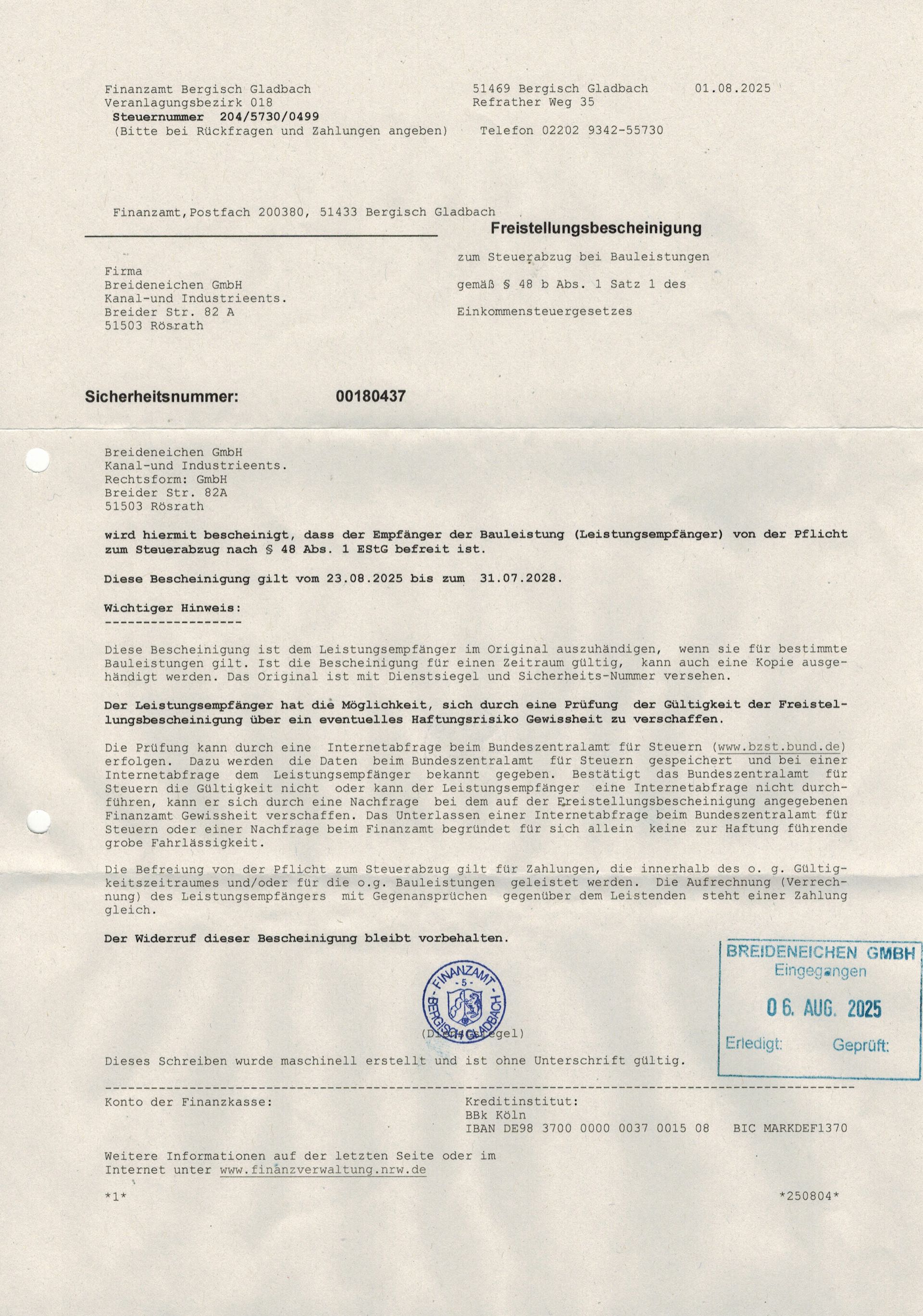 Eine Nahaufnahme eines Stückes Papier mit einer Briefmarke darauf.
