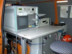 Ein Van mit einem Tisch und einem Monitor darauf.