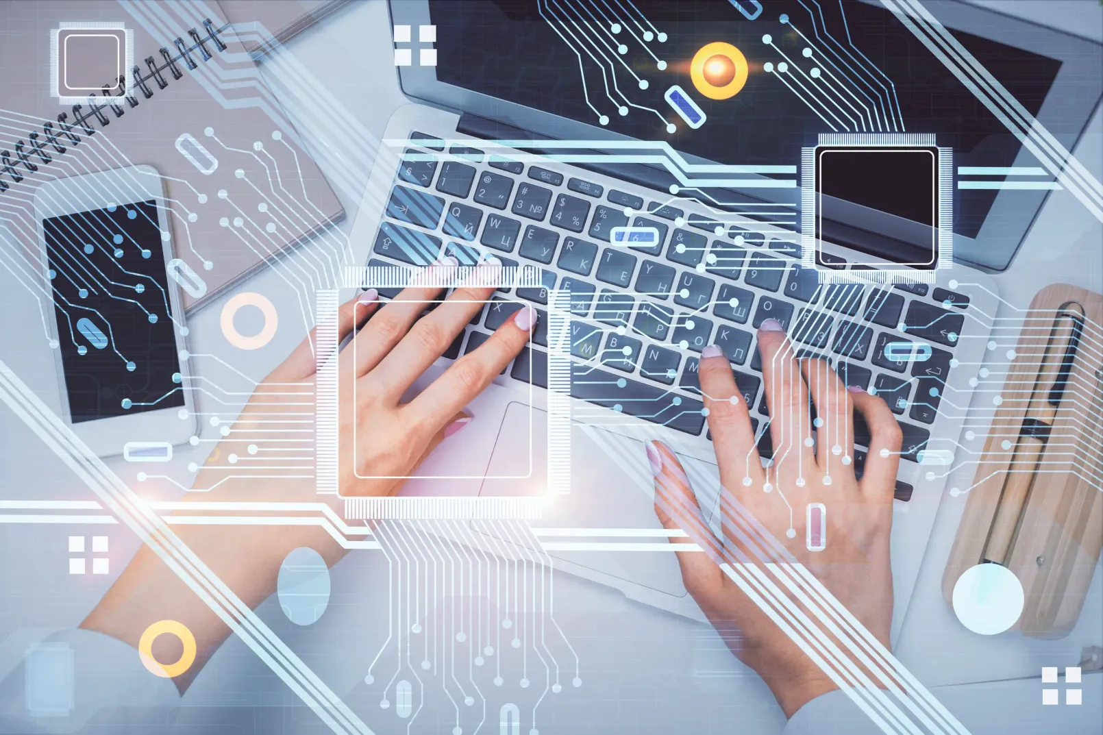 Una persona está escribiendo en una computadora portátil con una pantalla futurista detrás de ella.