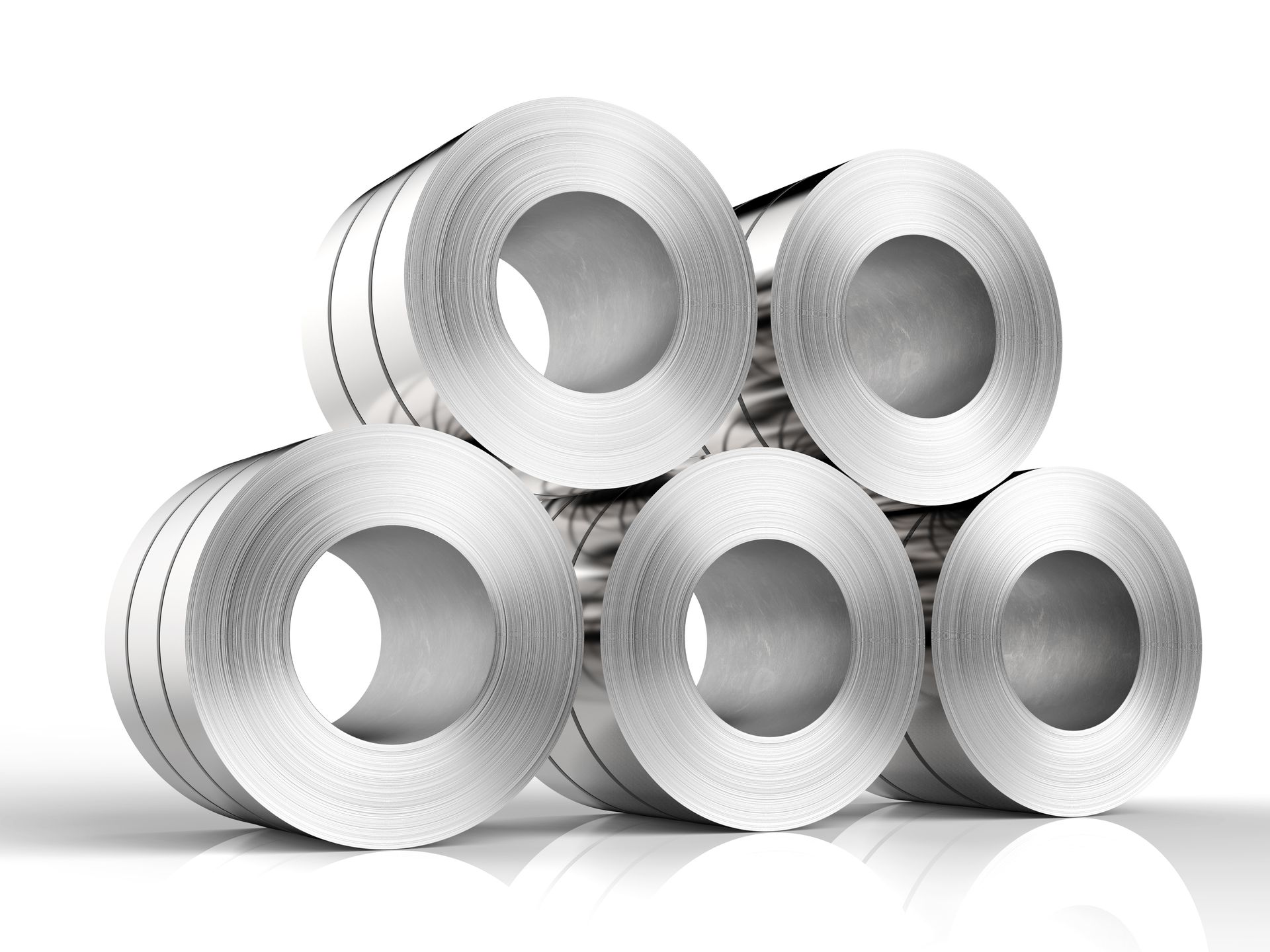 Seis rollos de bobina de aluminio se apilan uno encima del otro sobre una superficie blanca.
