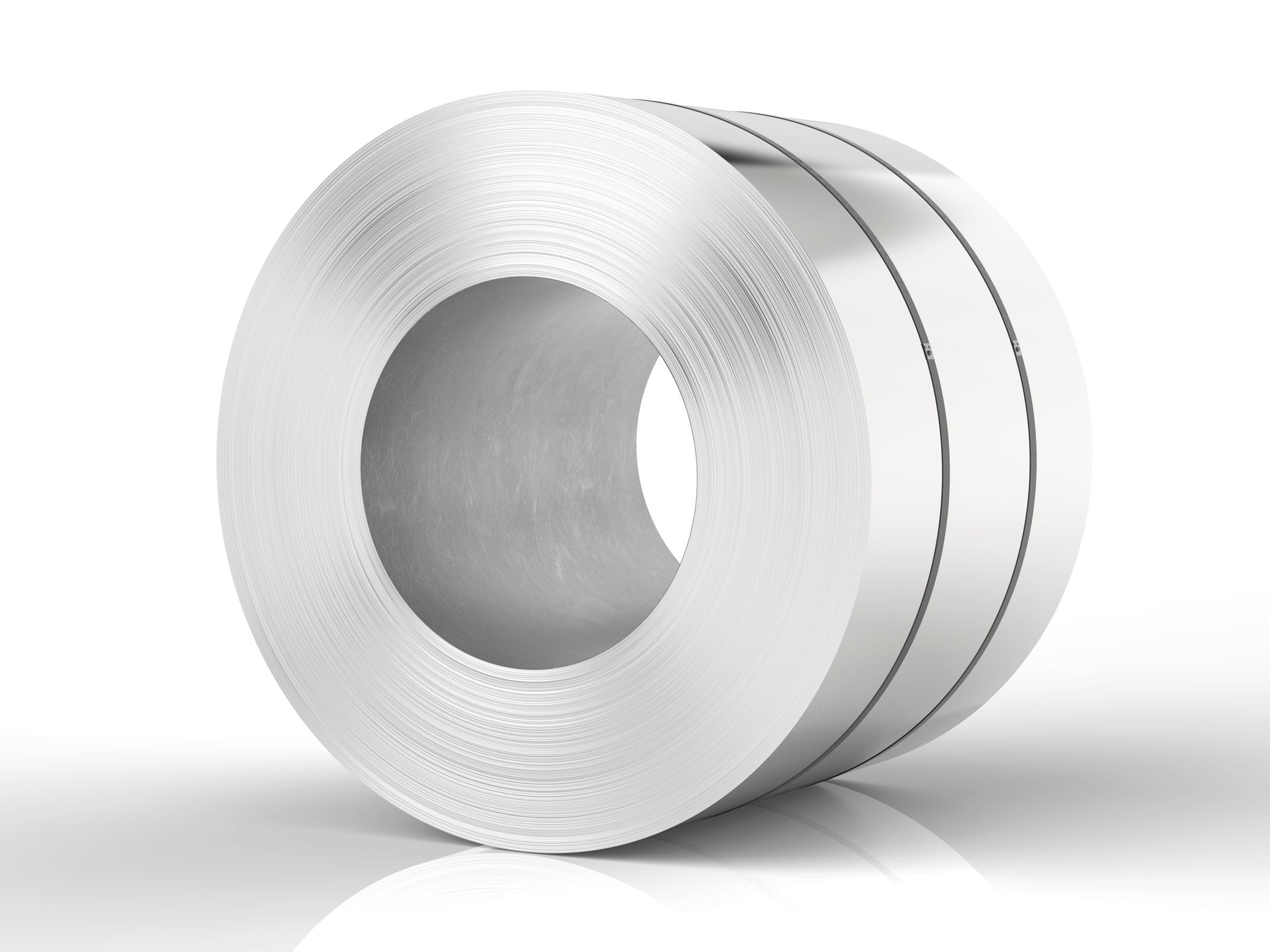 Un primer plano de una bobina de acero inoxidable sobre una superficie blanca.
