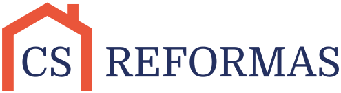 Logotipo de CS Reformas, con texto azul y el contorno naranja de una casa alrededor de las letras CS