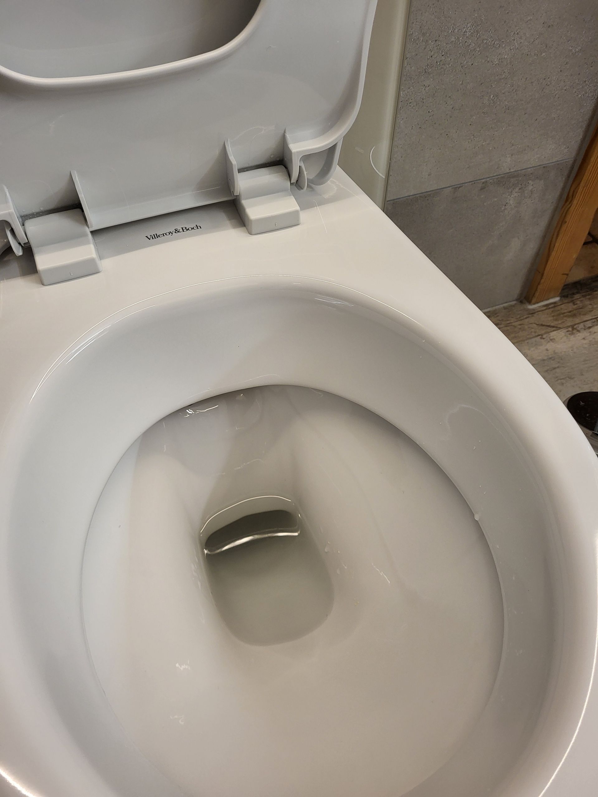 Un gros plan d'une toilette propre avec le couvercle baissé