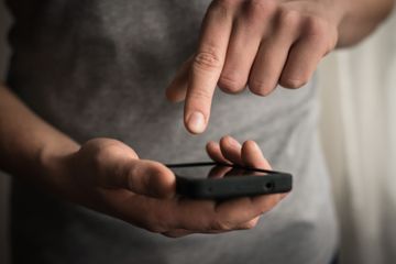 Bagger auf einer Wiese