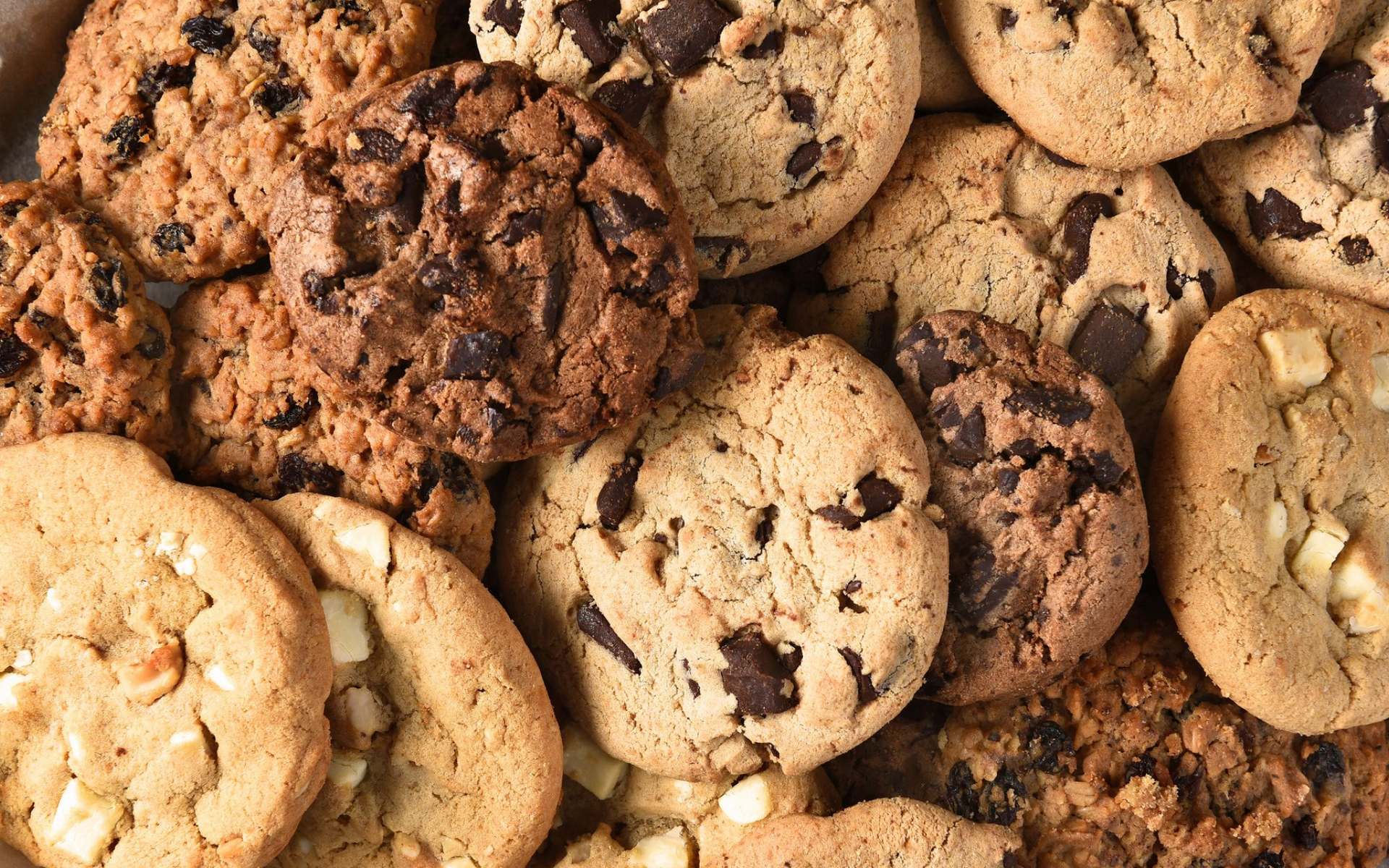 Tas de biscuits aux pépites de chocolat assortis.