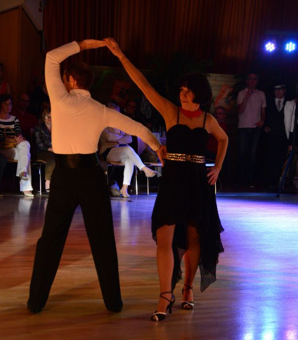 Un couple qui danse.