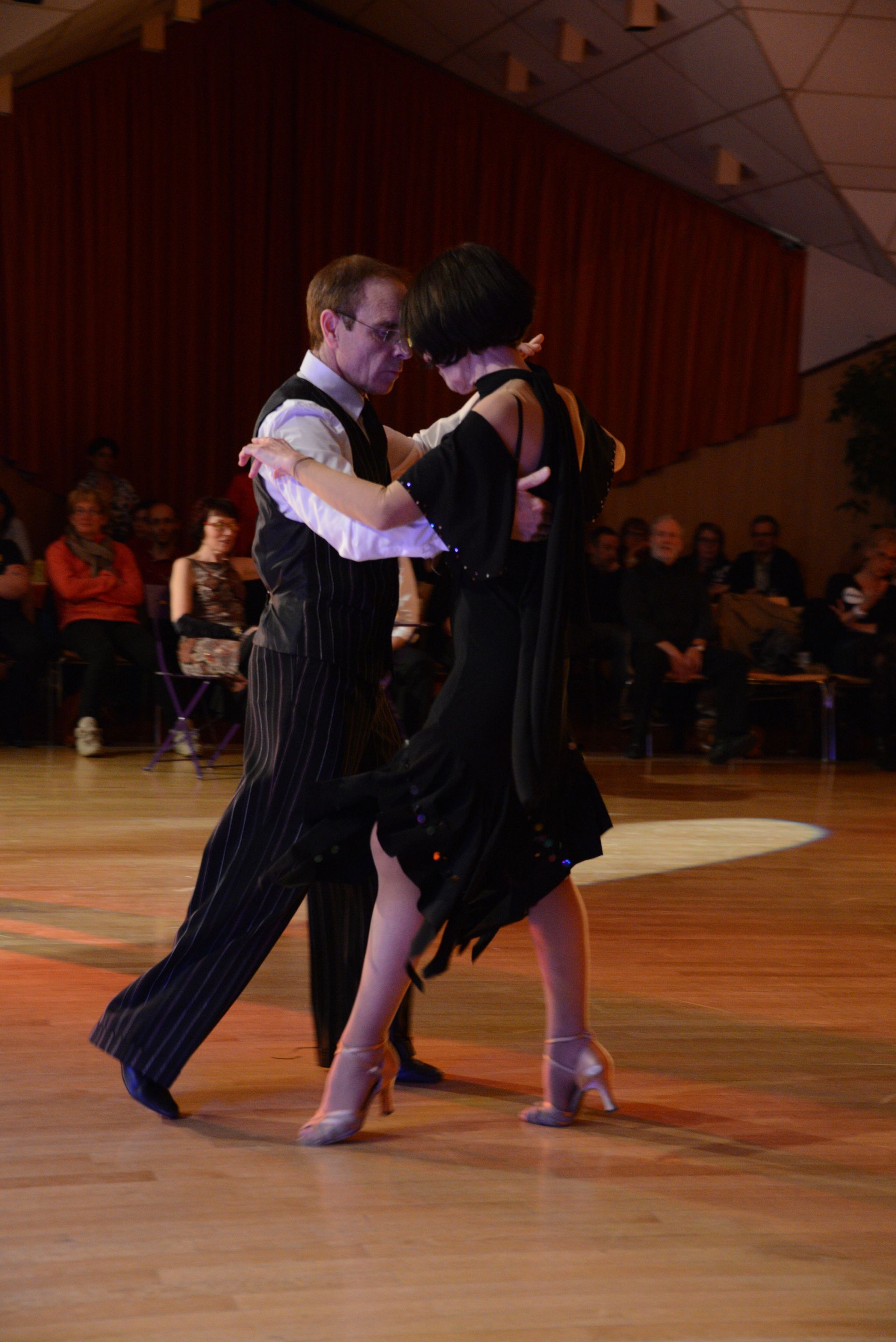 Un couple de personnes qui danse.