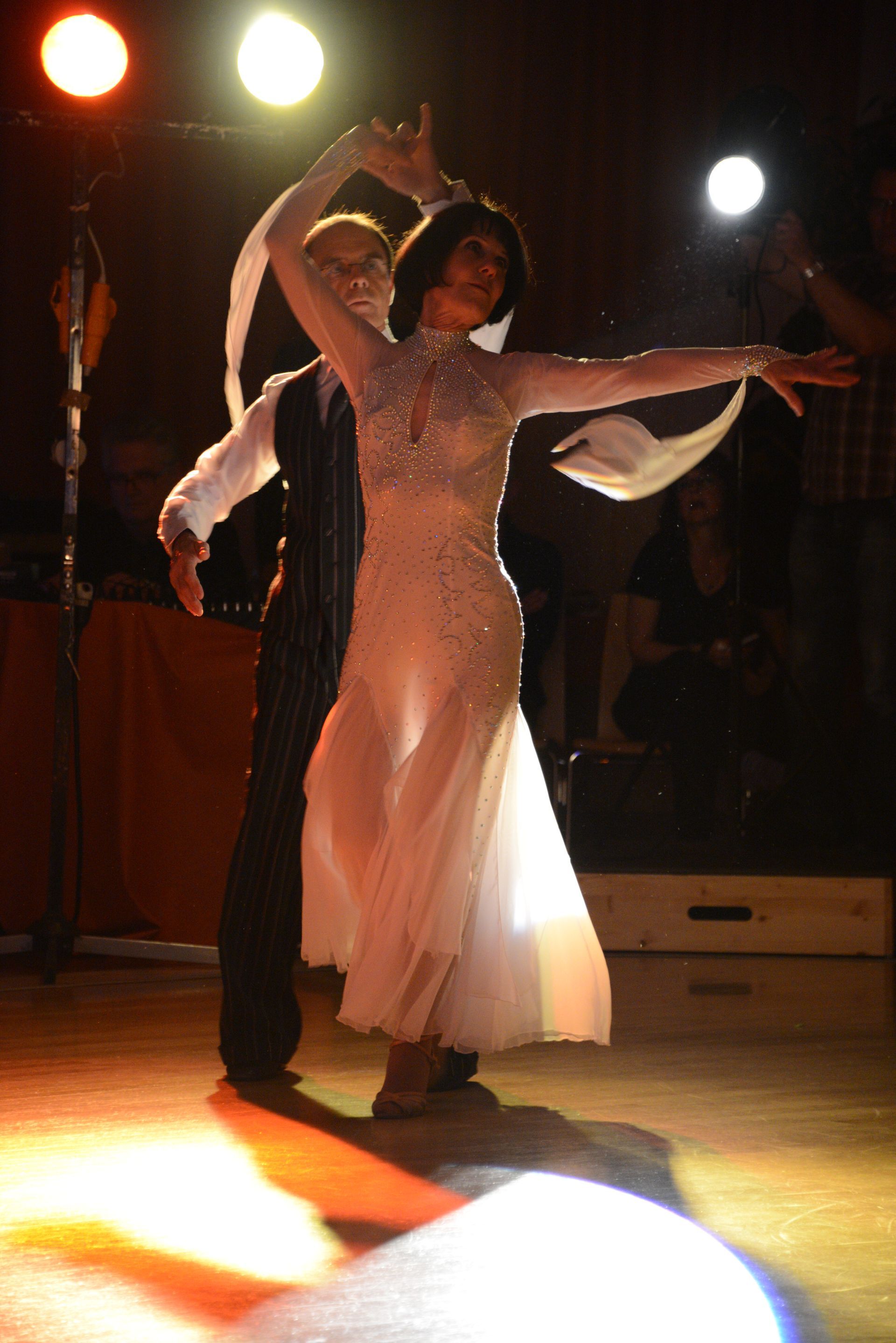 Une personne âgée qui danse.