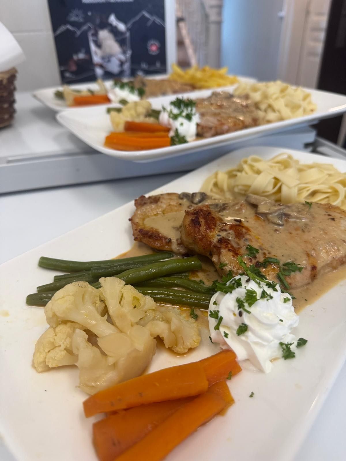 Spiesse mit mariniertem Fleisch und Würstchen grillen über glühender Kohle auf einem Grillrost