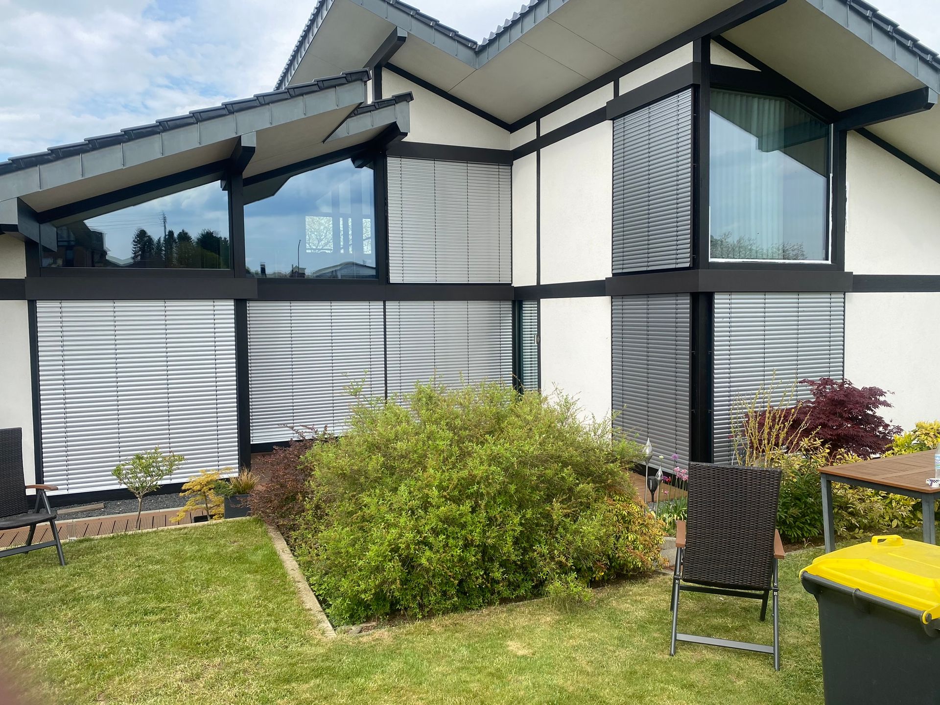 VARISOL-Logo mit zwei grünen Markisenformen und dem Text 