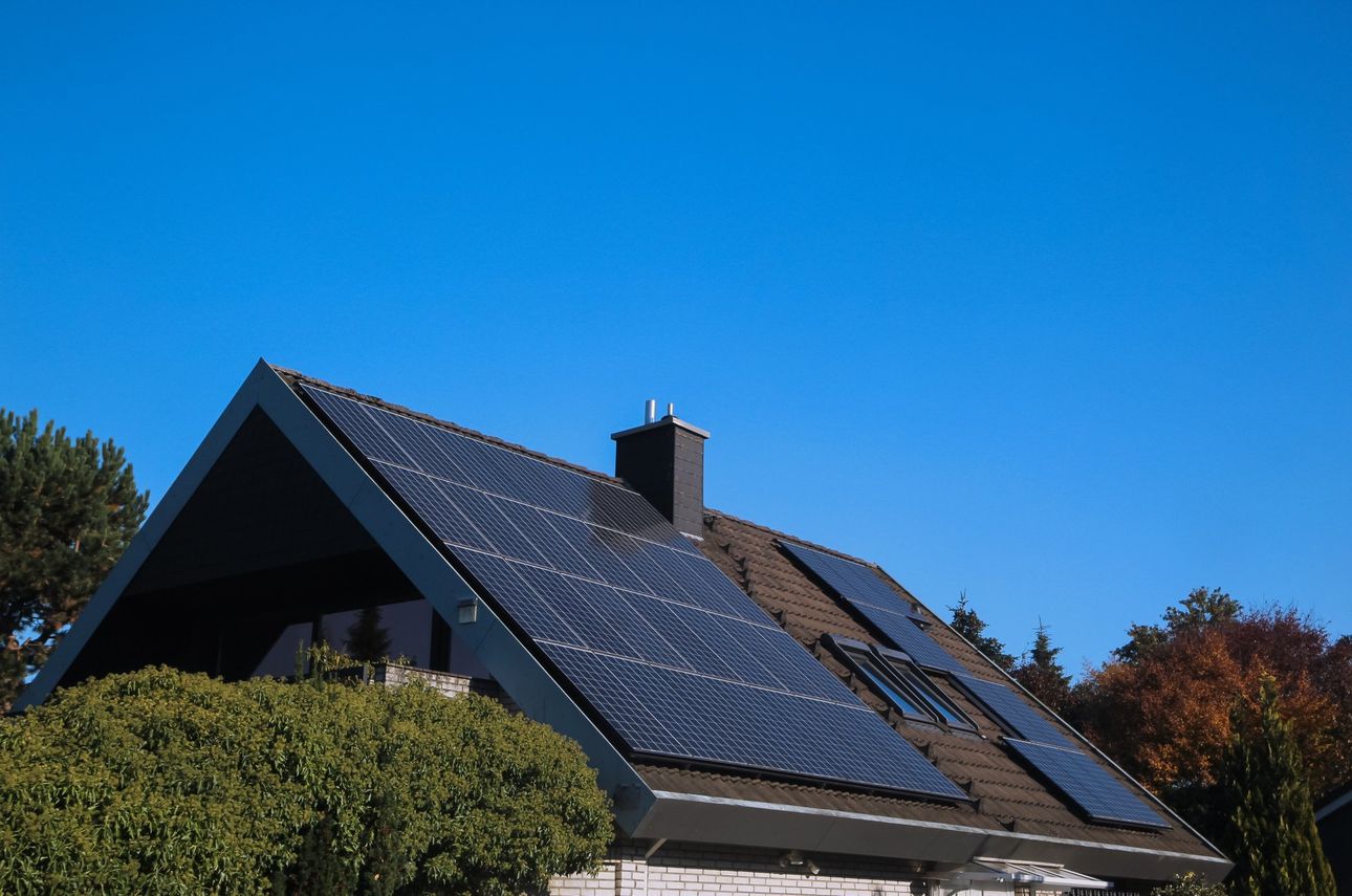 Toit couvert de panneaux solaires