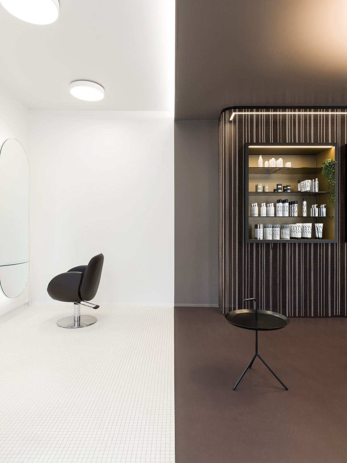 Im Zimmer gibt es einen Stuhl und einen Tisch.