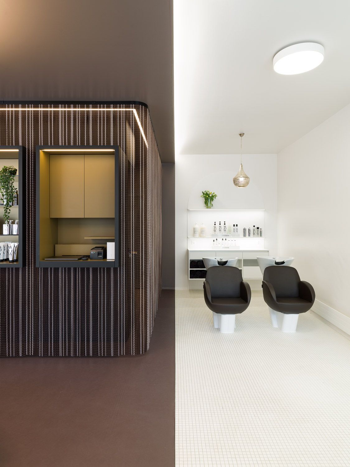 Ein Raum mit zwei Stühlen und einem Waschbecken darin.