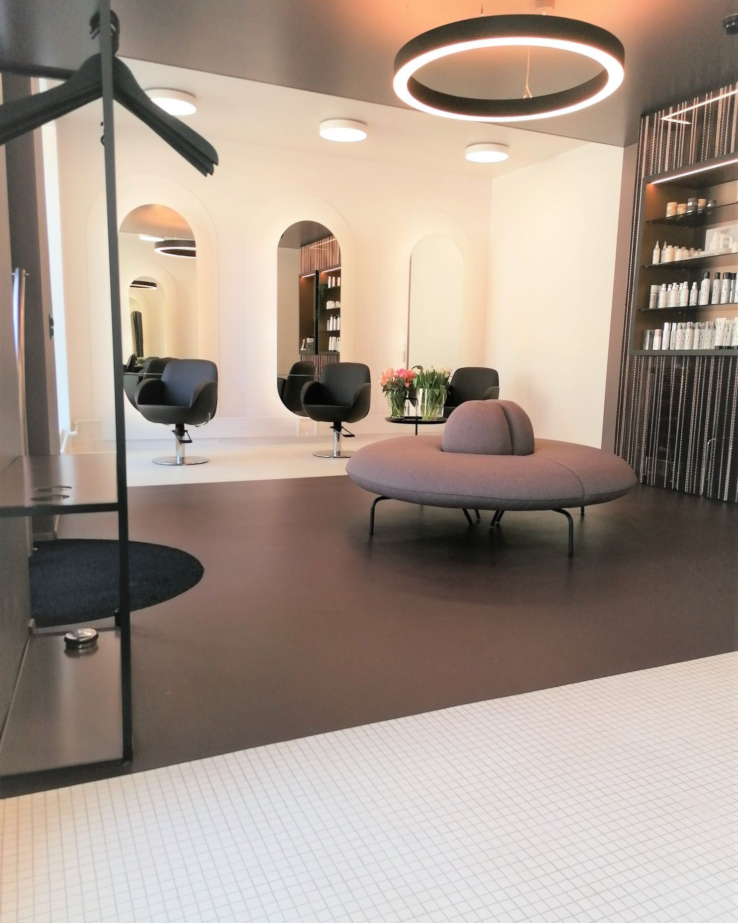 In der Mitte des Raumes steht in einem Salon eine Couch.