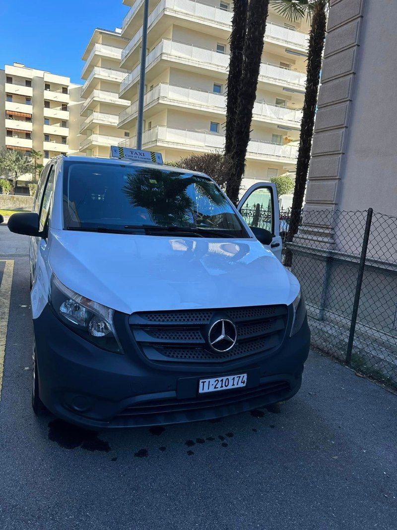 Un suv bianco è parcheggiato in un parcheggio.