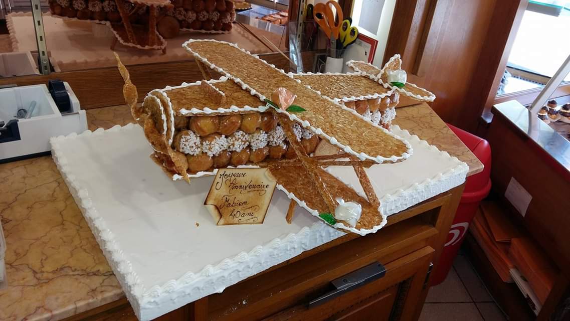 Pièce montée en forme d'avion