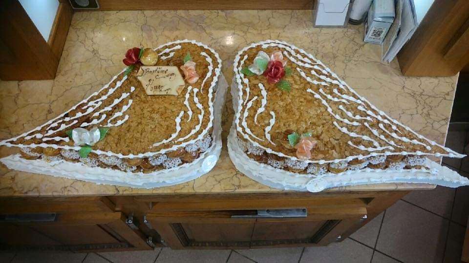 Pièce montée en forme d'ailes d'ange