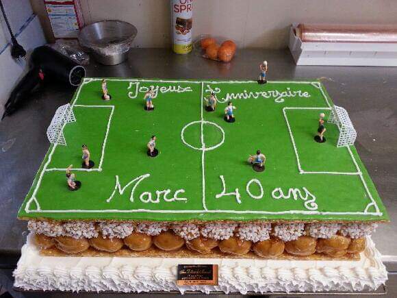 Pièce montée en forme de terrain de foot