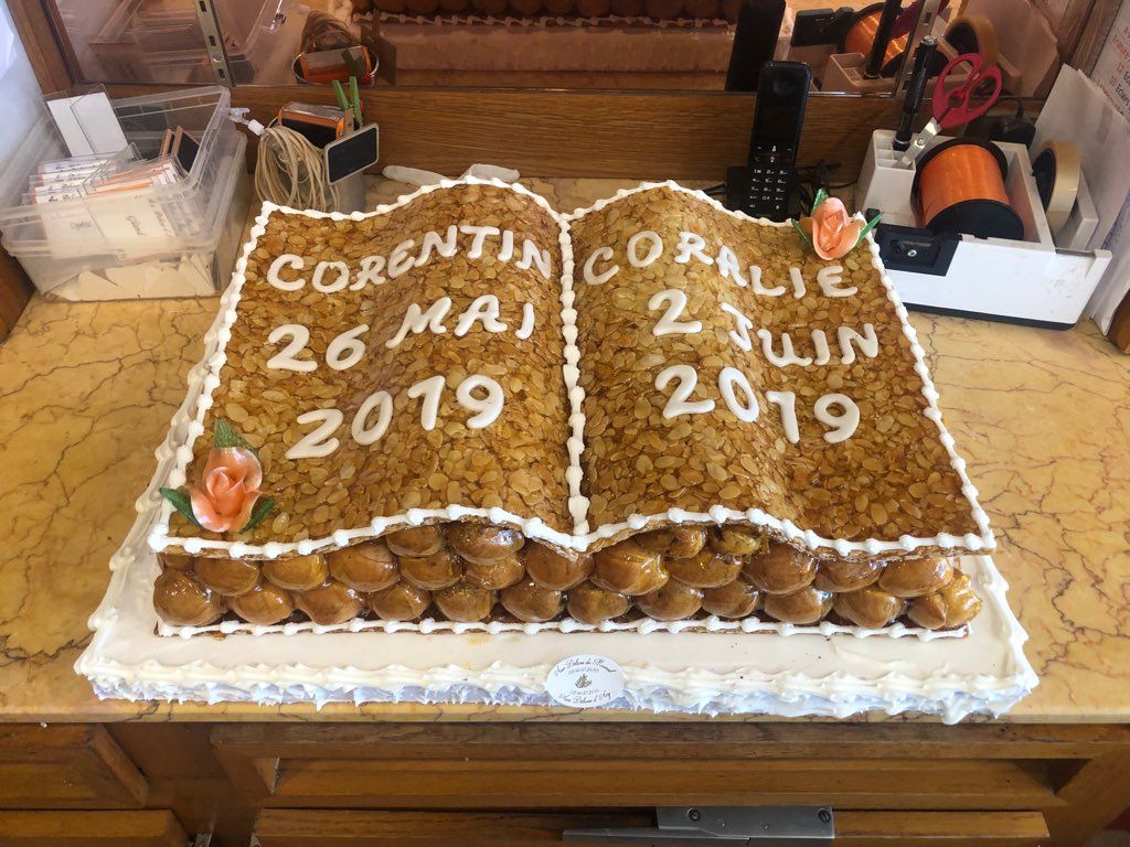 Livre en pièce montée