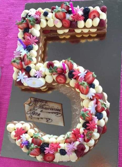 Gâteau d'anniversaire en forme de chiffre 5