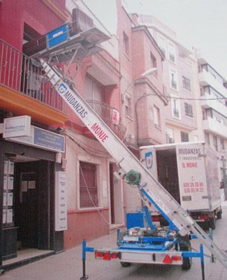 Un camión blanco con la palabra mudanzas.