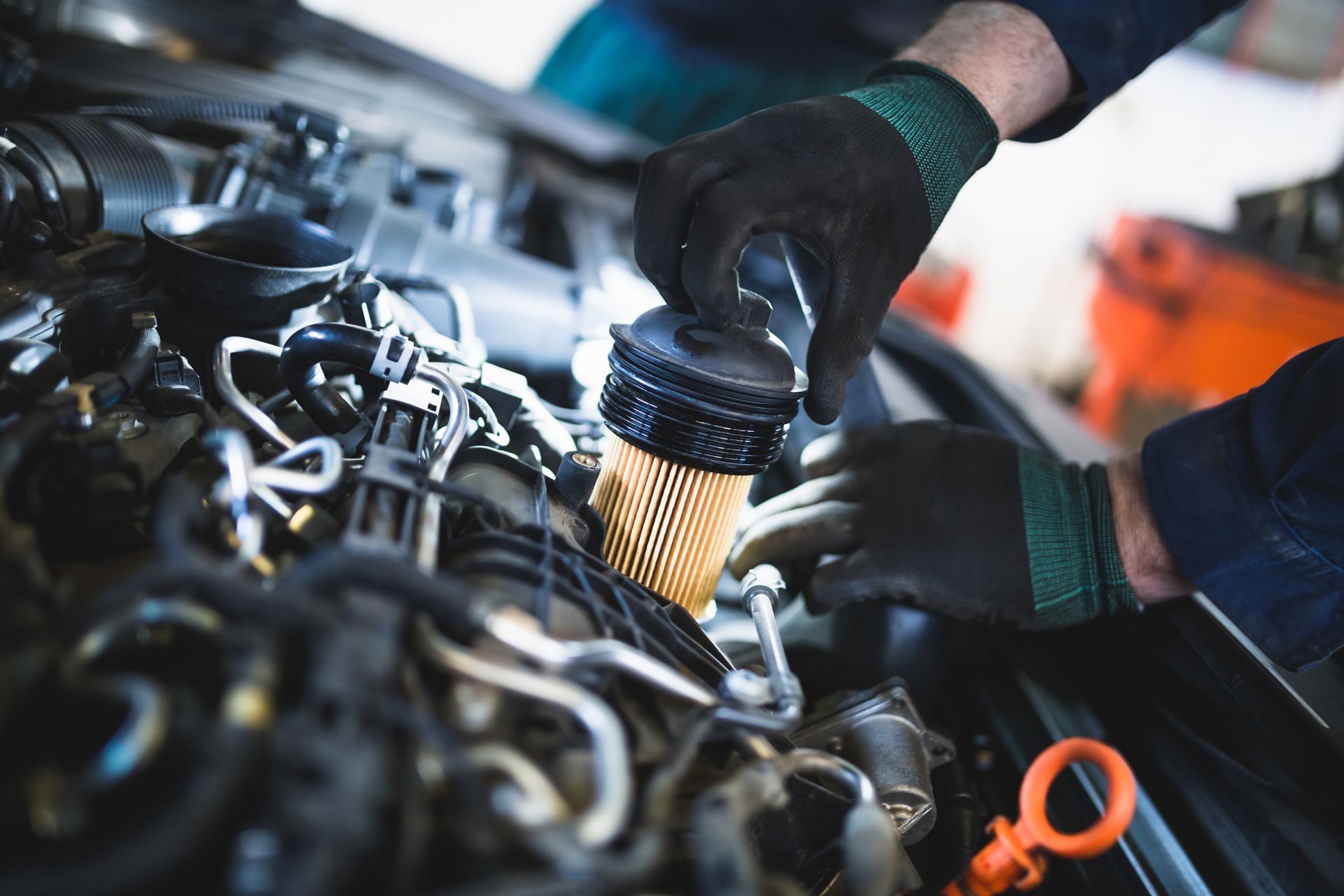 Homme changeant le filtre à huile dans un moteur