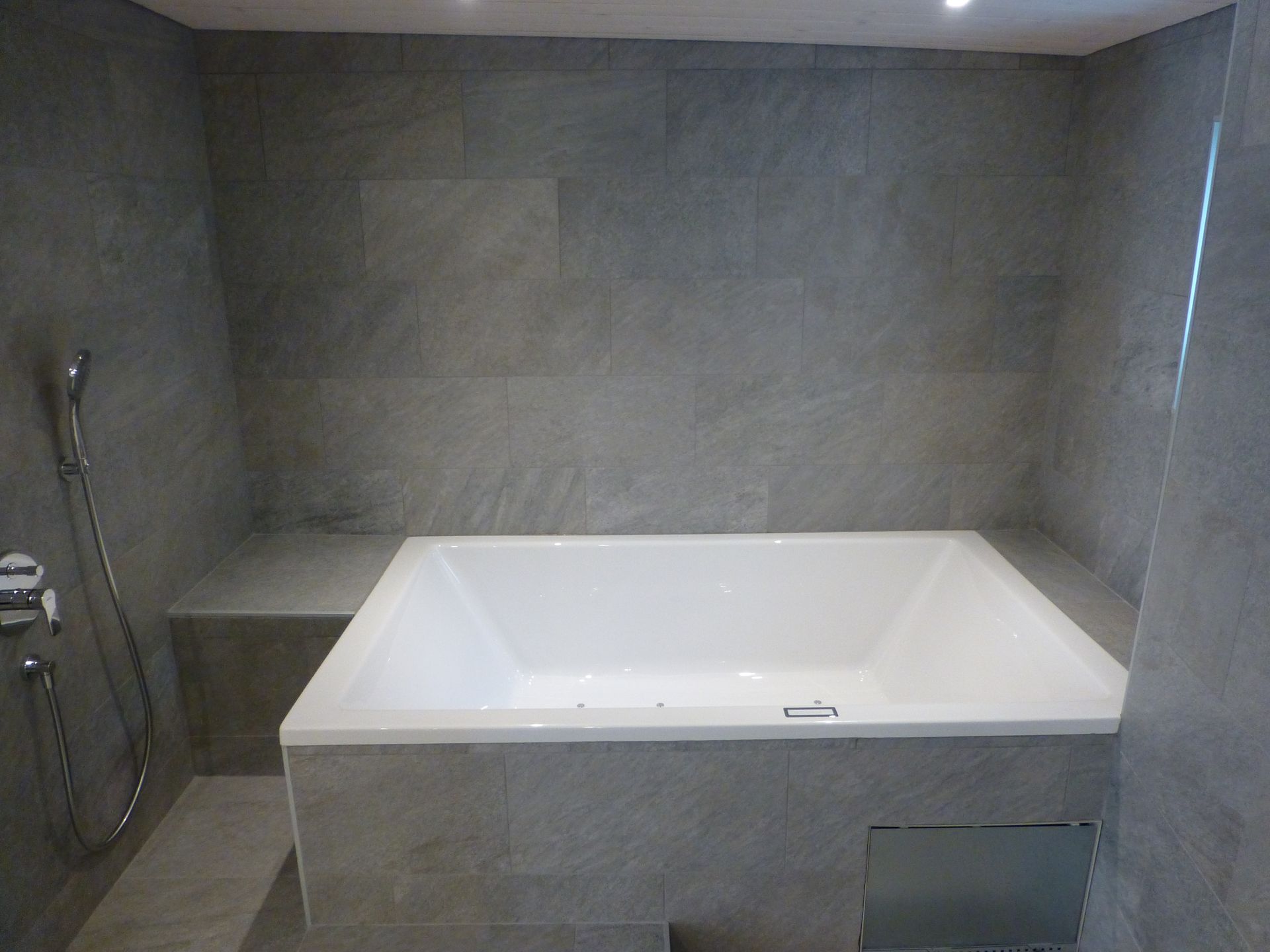 Jacuzzi - Hotel Süsom-Givè