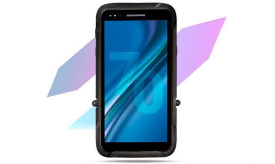 Teléfono inteligente negro resistente con pantalla azul y fondo abstracto con formas moradas y azules.