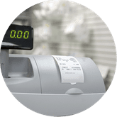 Caja registradora con recibo; pantalla digital muestra $0,00.